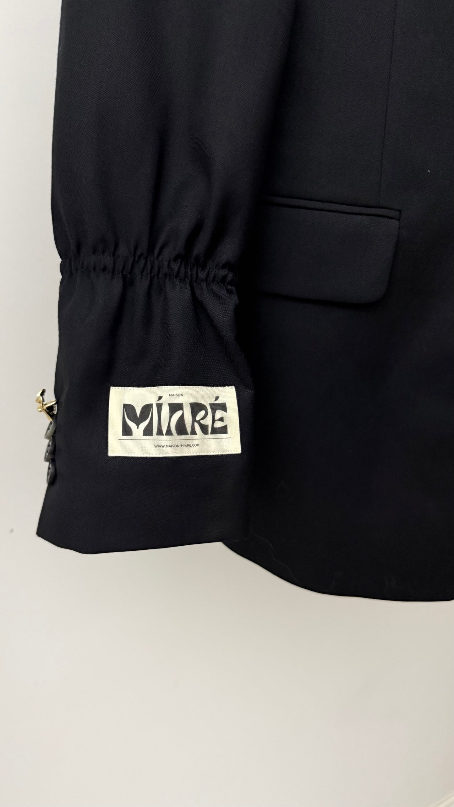THE ESSENTIAL BLAZER 1001